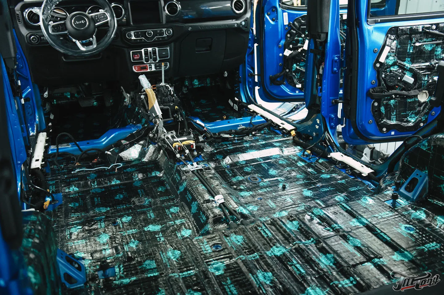 Прокачали Jeep Wrangler Rubicon, часть 1: комплексная шумоизоляция, новая акустическая система, перетяжка элементов в кожу. Процессы